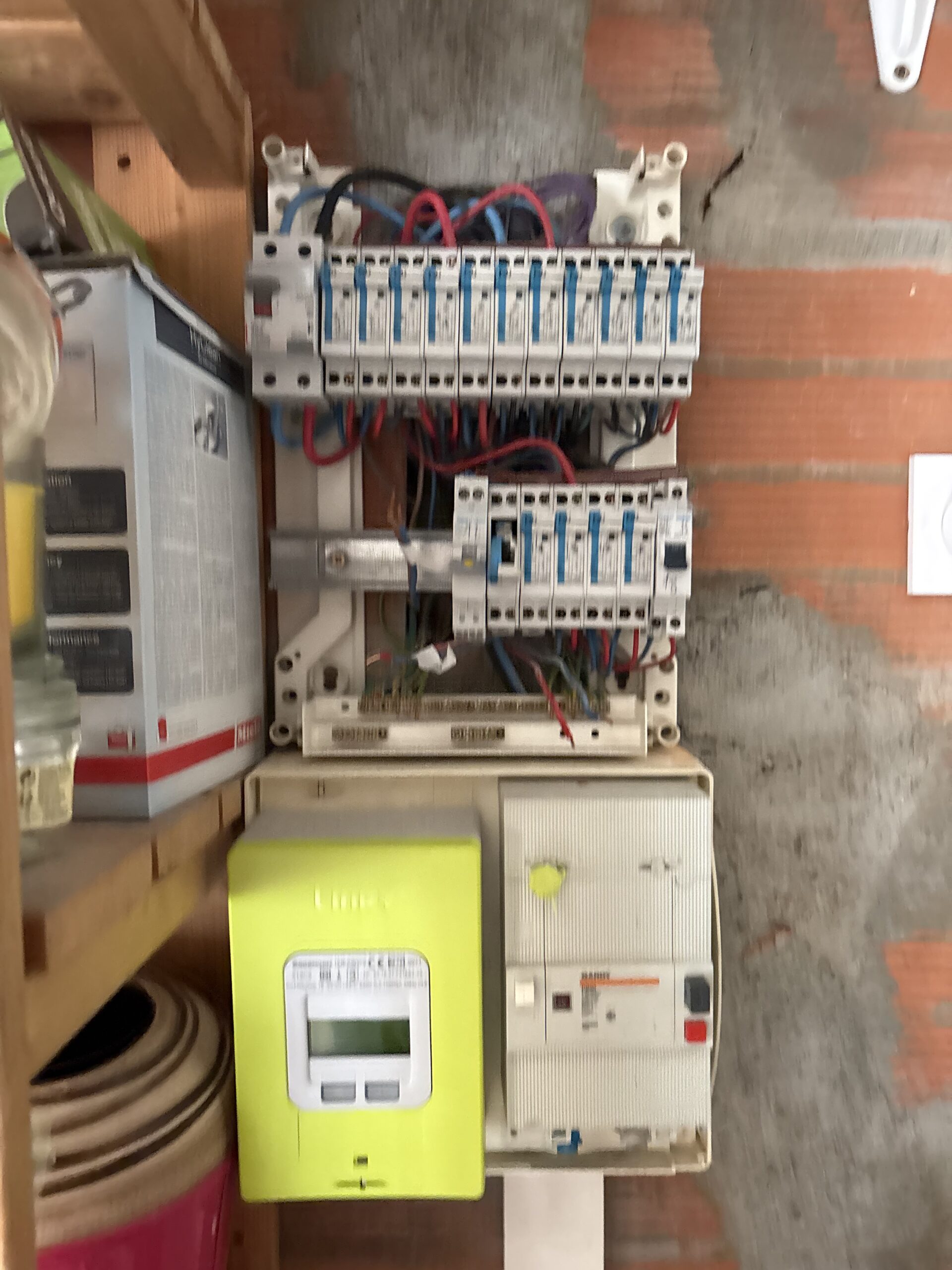 Avant travaux : anciens disjoncteurs et câblage désordonné
