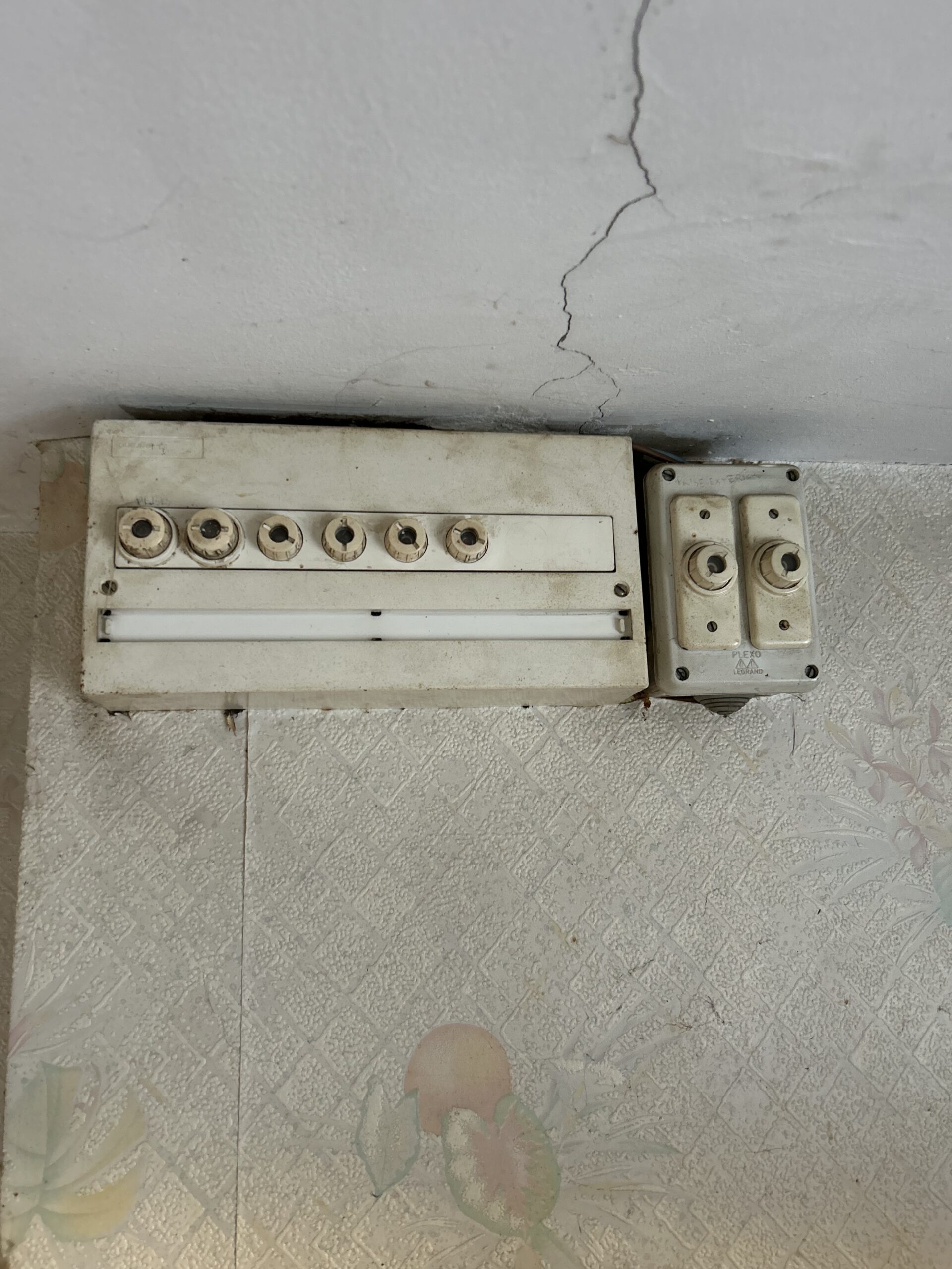 Vieille installation électrique dangereuse avant mise en sécurité