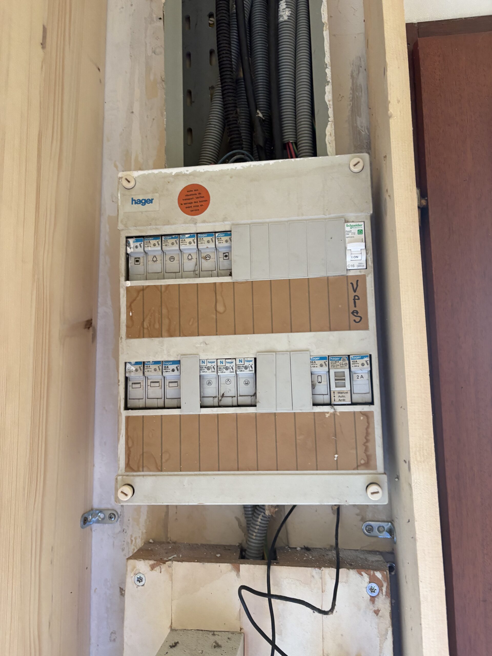 Ancien compteur électrique vétuste avant rénovation complète